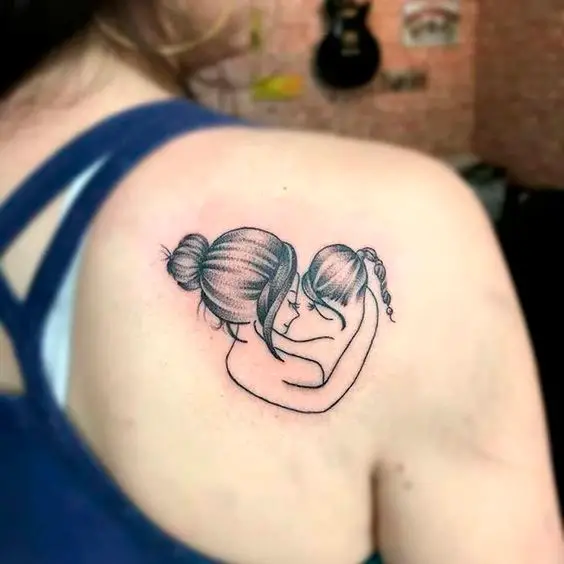 Tatuagem com desenho de mãe e filha