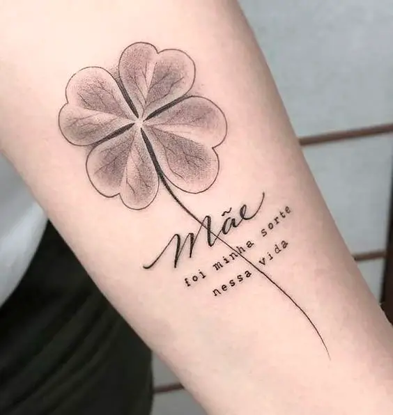 Tatuagem homenageando a mãe com trevo de 4 folhas