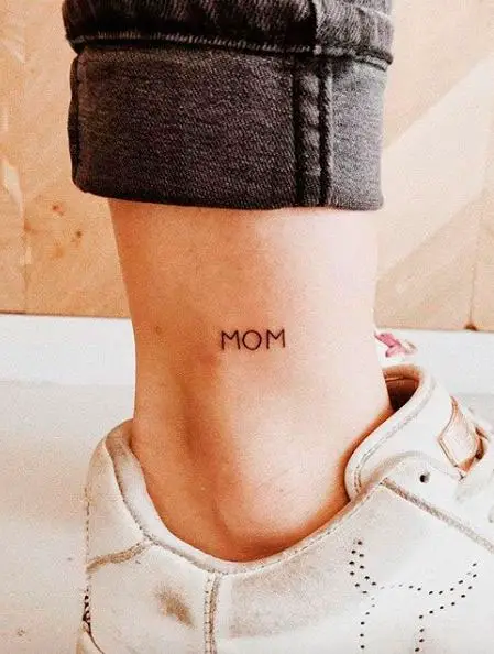 Tatuagem homenageando a mãe simples no calcanhar