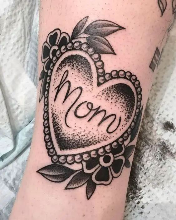Tatuagem de mãe com coração e flores