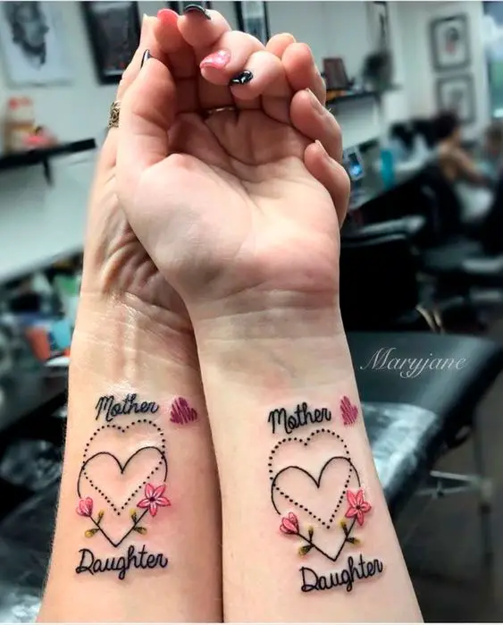 Tatuagem mãe e filha com coração