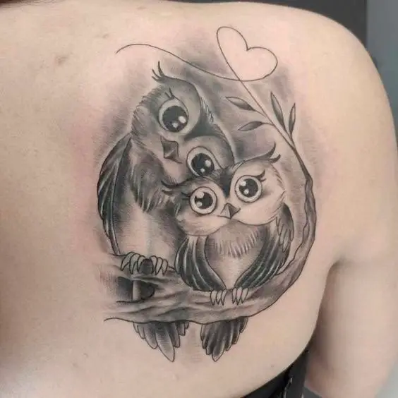 Tatuagem homenageando a mãe coruja