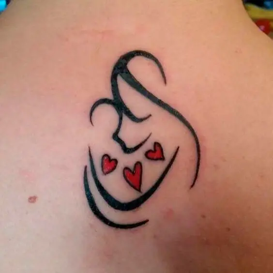 Tatuagem silhueta de mãe e filho