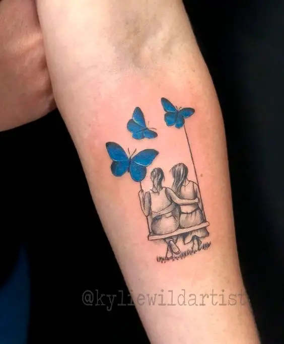 Tatuagem no braço de mãe e filha no balanço