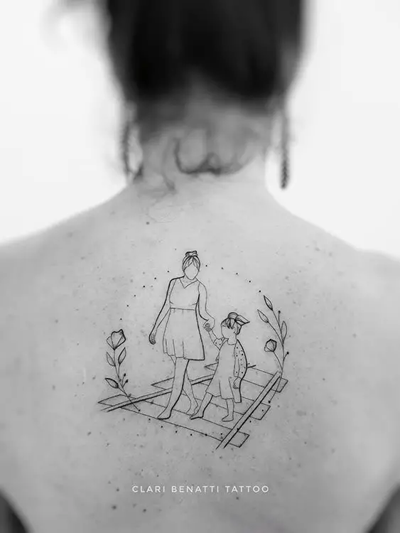Tatuagem nas costas mãe e filha caminhando juntas