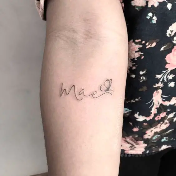 Tatuagem com borboleta simples para mãe