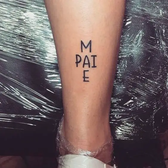 Tatuagem de mãe e pai na perna