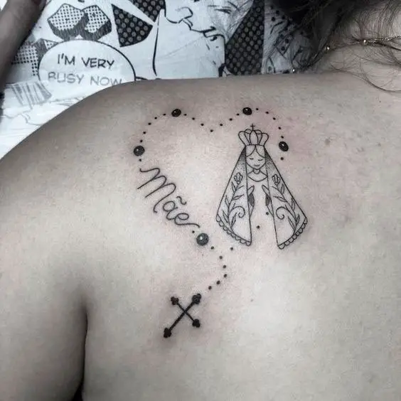 Tatuagem de mãe com Nossa Senhora