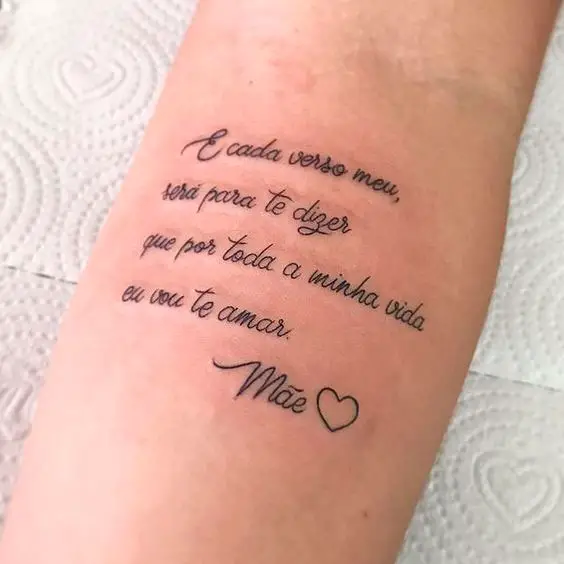 Tatuagem homenageando a mãe com amor eterno