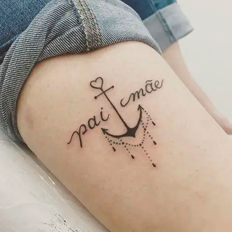 Tatuagem com âncora escrito pai e mãe