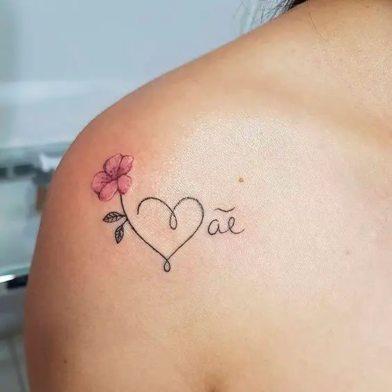 Tatuagem homenageando a mãe de coração com flor