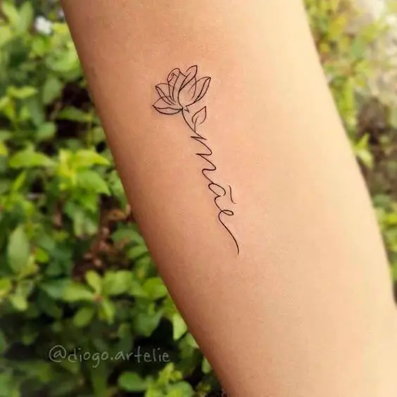 Tatuagem homenageando a mãe escrita com flor