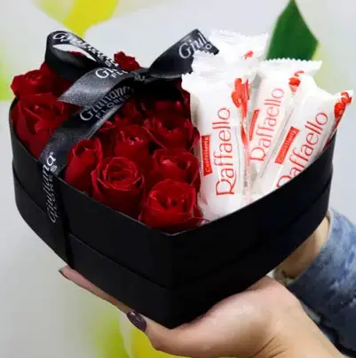 Cesta de chocolates para namorada com Raffaello e rosas