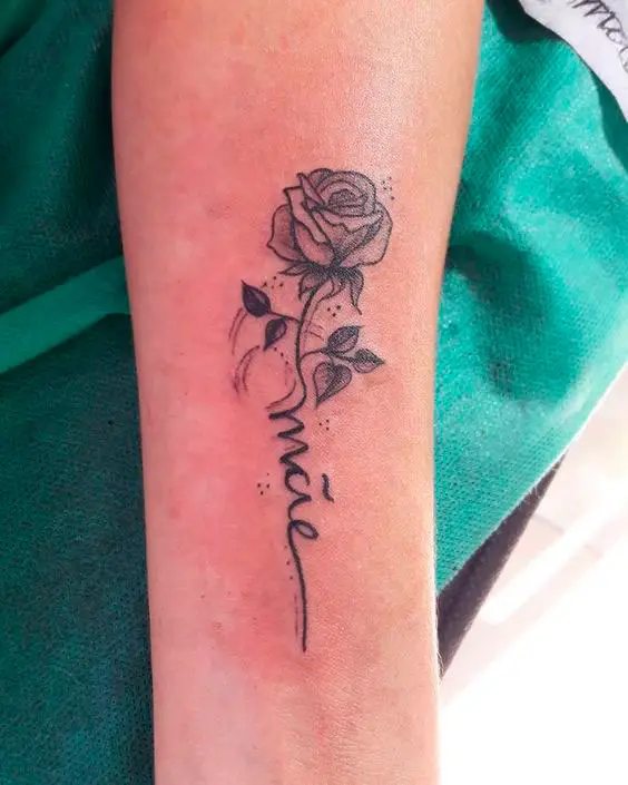 Tatuagem para mãe com rosa