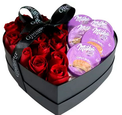 Cesta de chocolates para namorada com rosas e Milka
