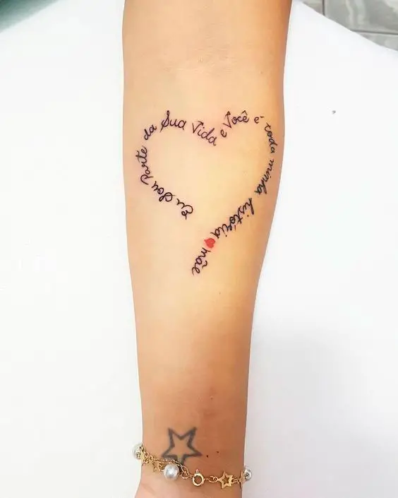 Tatuagem homenageando a mãe com escrita