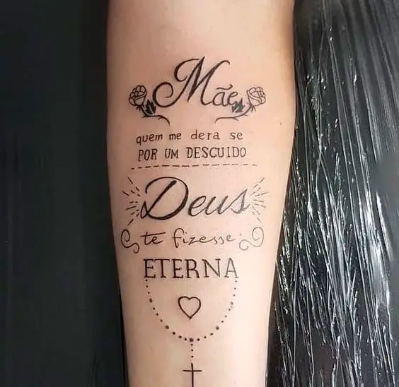 Tatuagem homenageando a mãe com trecho de poema