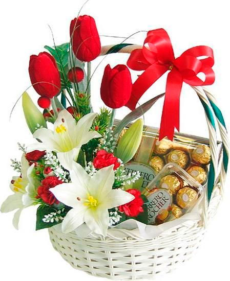 Cesta com tulipas e chocolates para o Dia das Mães Cesta com tulipas e chocolates para o Dia das Mães