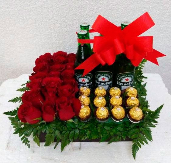 Cesta com cerveja, rosas e chocolates para mãe Cesta com cerveja, rosas e chocolates para mãe