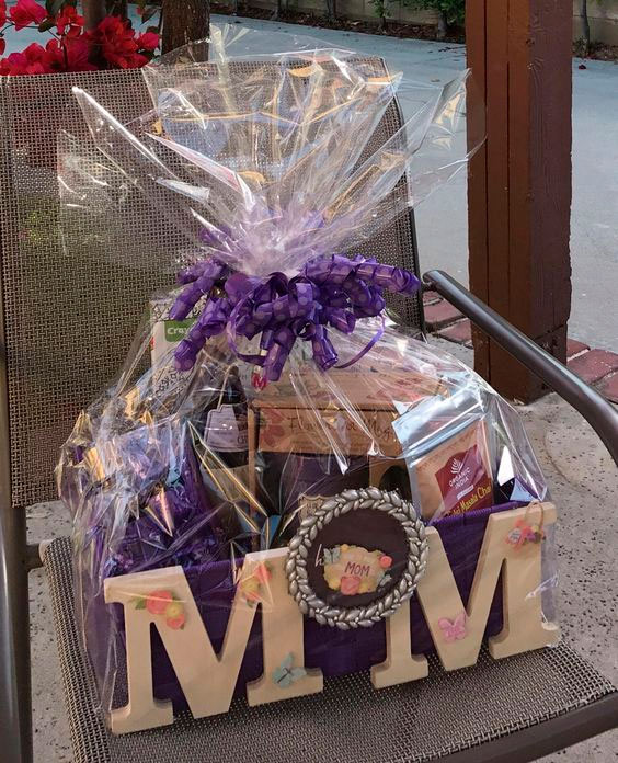 Cesta para o Dia das Mães com presentes Cesta para o Dia das Mães com presentes