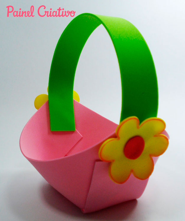 Cestinha com flor de lembrancinha para o Dia das Mães Cestinha com flor de lembrancinha para o Dia das Mães