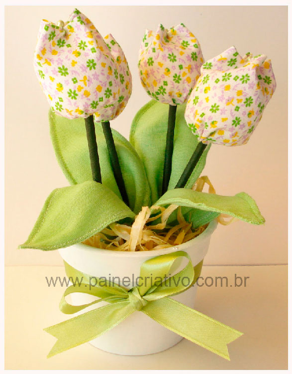 Vasinho de tulipas de tecido para mãe Vasinho de tulipas de tecido para mãe