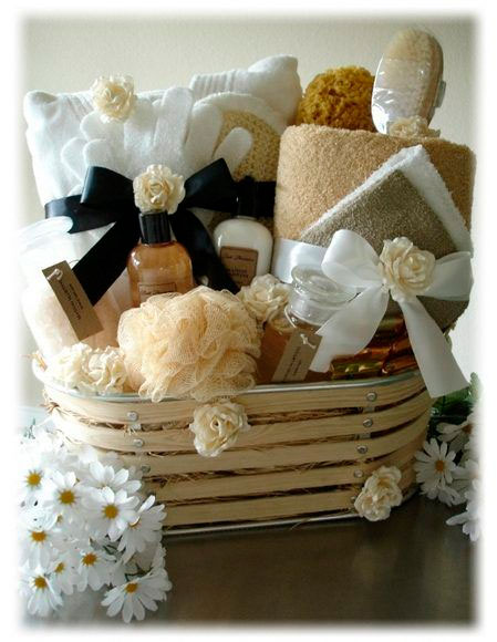 Cesta com roupão, toalhas e kit de banho para mãe Cesta com roupão, toalhas e kit de banho para mãe