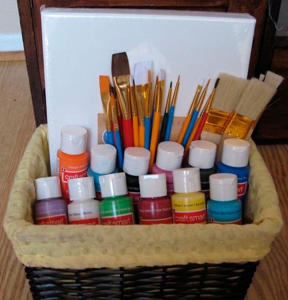 Cesta com kit de pintura para mãe Cesta com kit de pintura para mãe