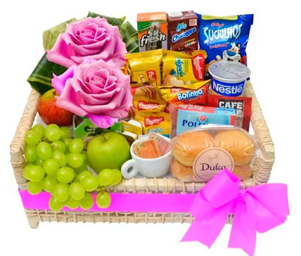 Cesta de café da manhã com rosas para sua mãe Cesta de café da manhã com rosas para sua mãe