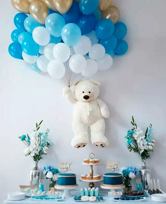 Enfeite com balões e ursinho na decoração