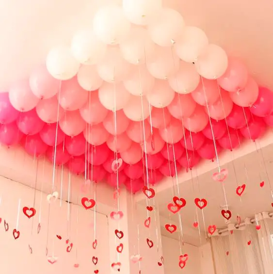 Balões no teto na decoração de Dia das Mães