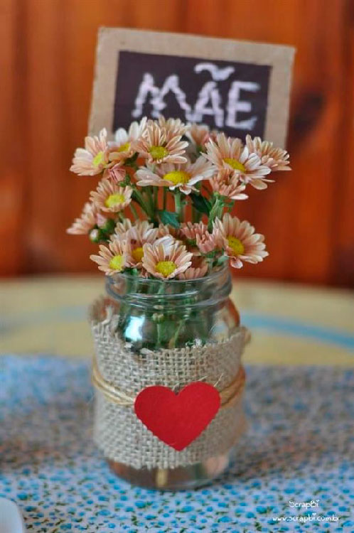 Vasinhos de potes de vidro para mesa no Dia das Mães