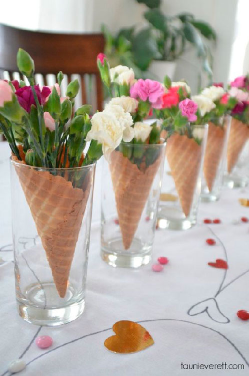 Casquinha de sorvete com flores na mesa de Dia das Mães