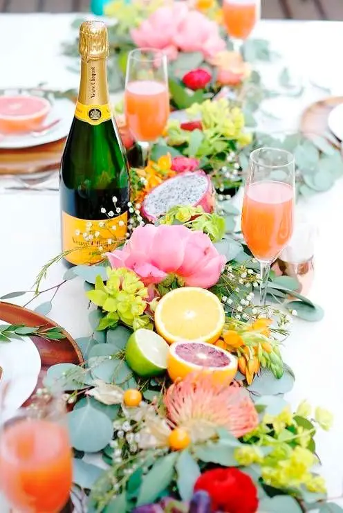 Decoração de mesa com frutas e flores no Dia das Mães