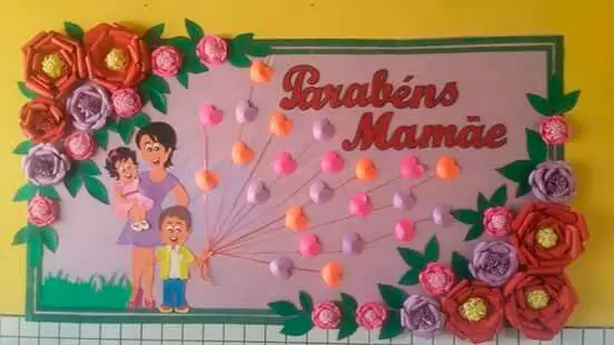 Flores de papel no mural para o Dia das Mães