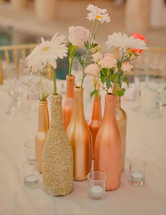 Decoração da mesa para o Dia das Mães com garrafas decoradas