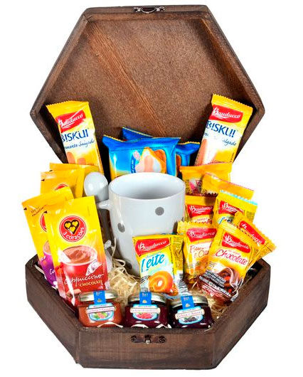 Caixa de madeira com café da manhã para o Dia das Mães Caixa de madeira com café da manhã para o Dia das Mães