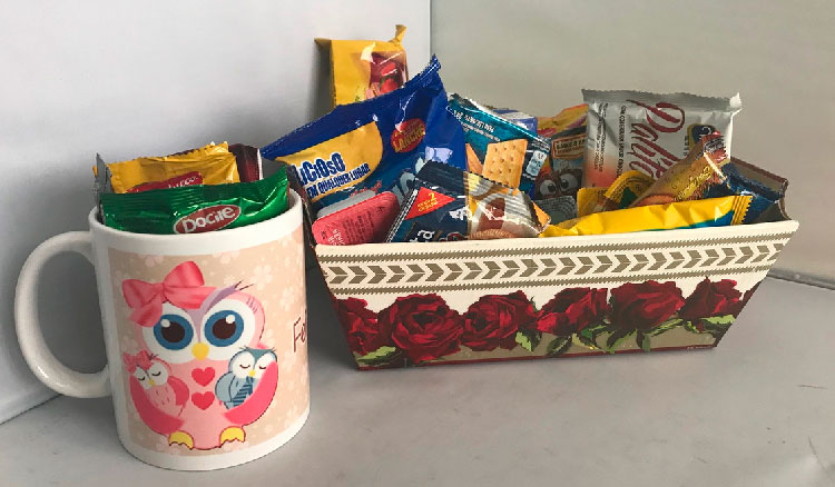 Cesta de café da manhã com caneca personalizada Cesta de café da manhã com caneca personalizada