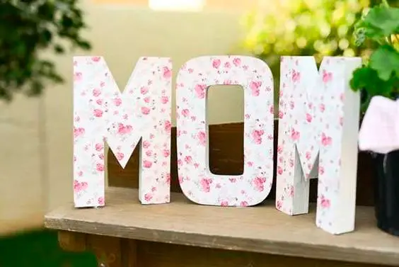 Decore a mesa de Dia das Mães com letras de papelão