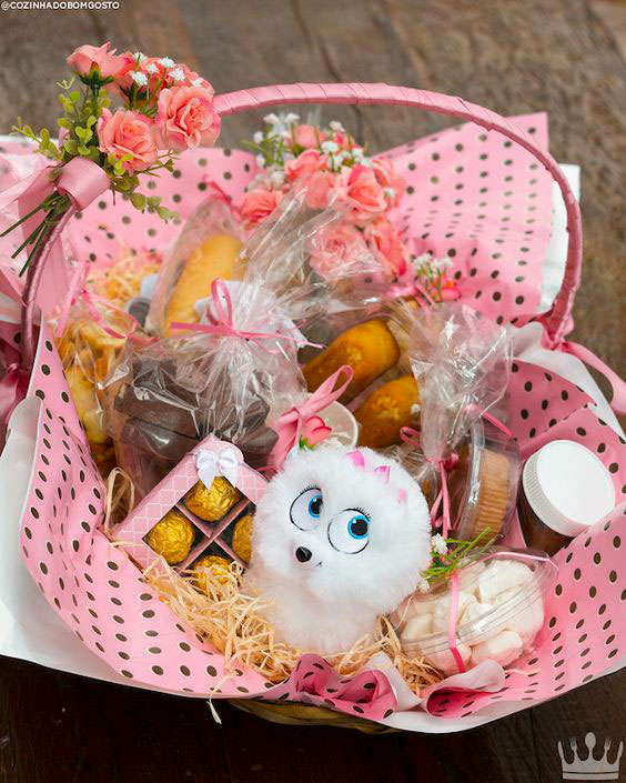 Cesta de café da manhã para o Dia das Mães com pelúcia Cesta de café da manhã para o Dia das Mães com pelúcia