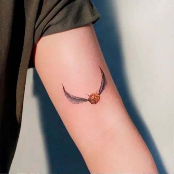 Tatuagem pomo de ouro no braço