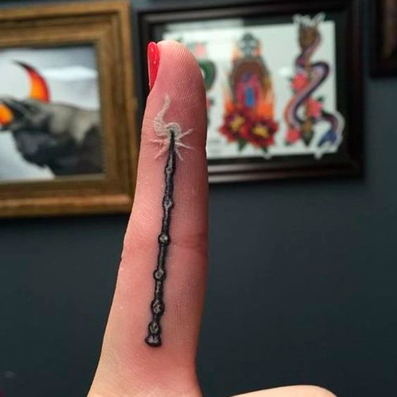 Tatuagem de varinha do Harry Potter no dedo
