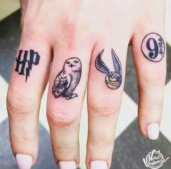 Tatuagem dos símbolos do Harry Potter nos dedos