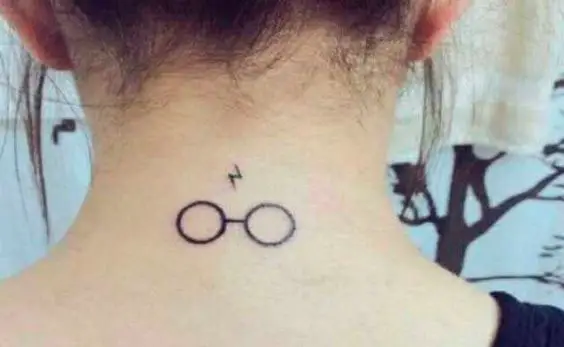 Tatuagem na nuca do Harry Potter