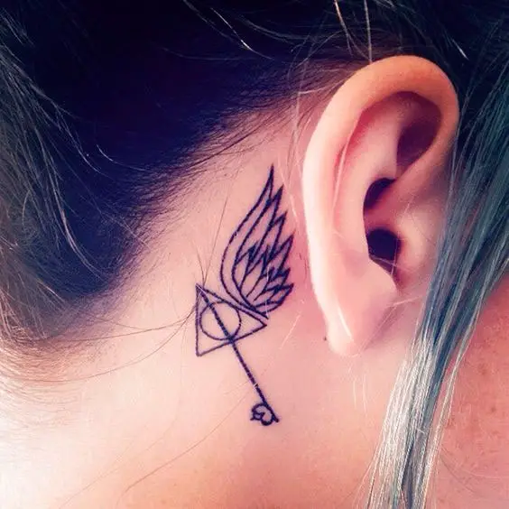 Tatuagem atrás da orelha do Harry Potter