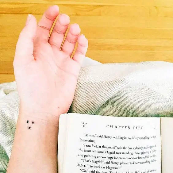 Tatuagem minimalista do Harry Potter