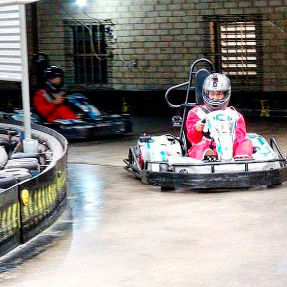 Leve a namorada para andar de kart Leve a namorada para andar de kart