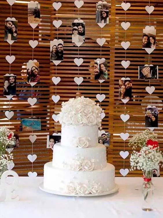 Decore a mesa do bolo na festa de noivado com fotografias