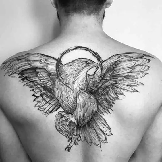 Tatuagem de pássaro voando nas costas
