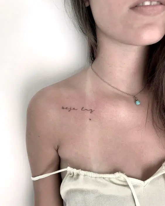 Tatuagem no ombro para mulher delicada